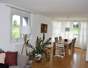 Wohnzimmer mit Aussicht ins Grüne in der Wohnbaugenossenschaft Säntisblick Gossau SG